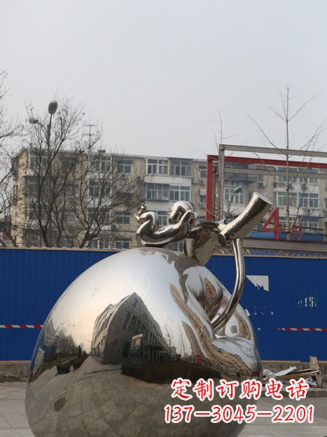 潍坊城市中的苹果雕塑