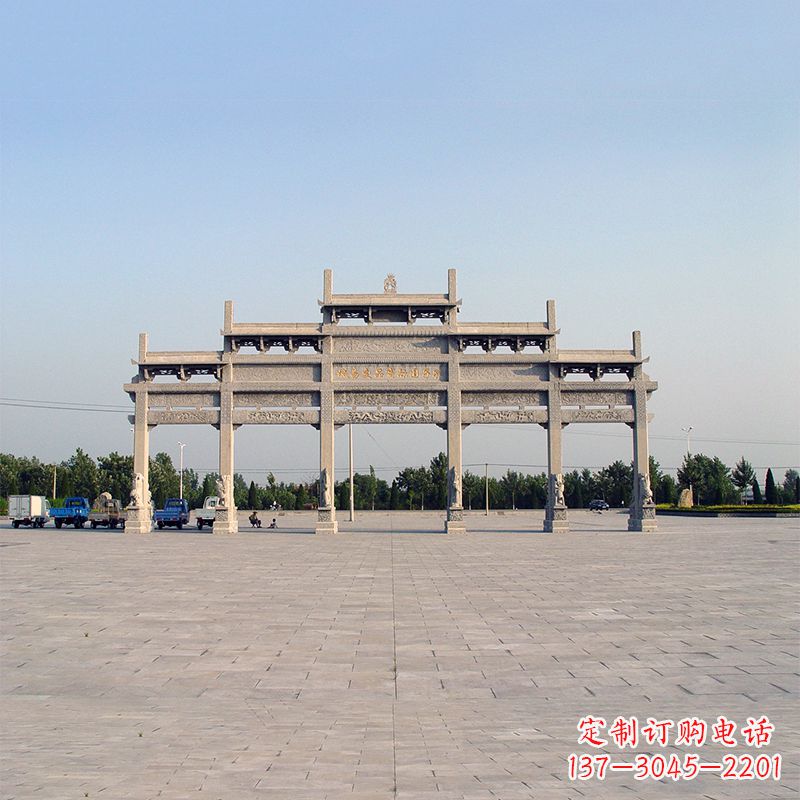 潍坊精美石雕牌坊点缀城市广场