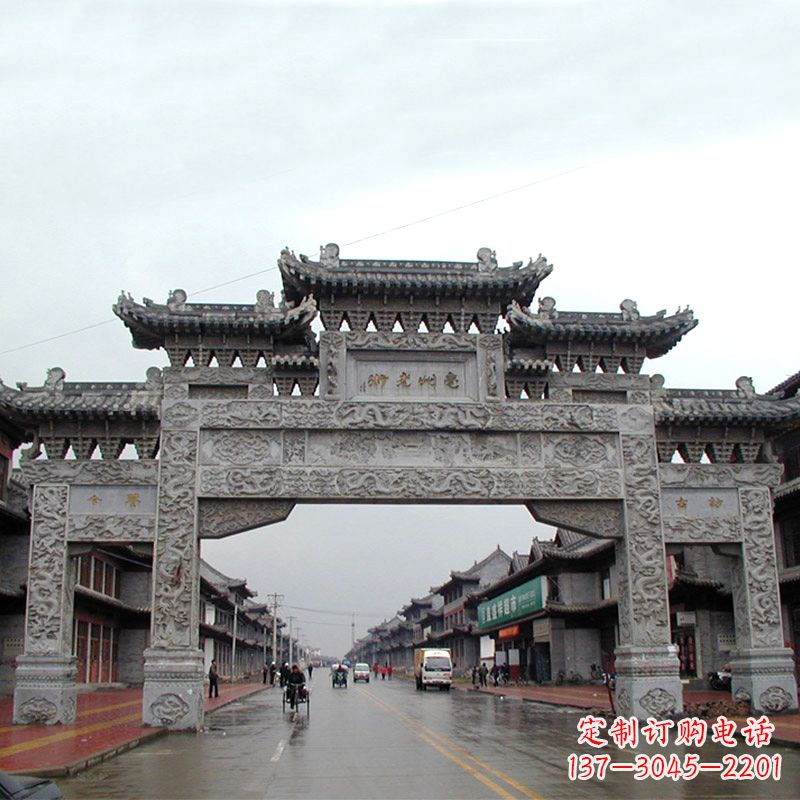 潍坊城市街道上的历史风貌——仿古石牌楼