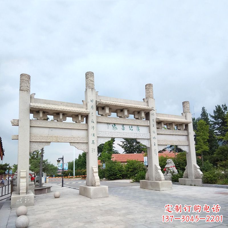 潍坊城市街道上的牌坊雕塑