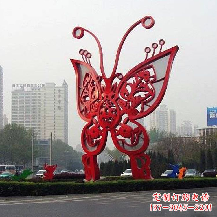 潍坊绿化带上的大型红色蝴蝶雕塑