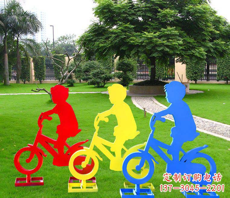潍坊青春无悔——一尊男孩骑车雕塑