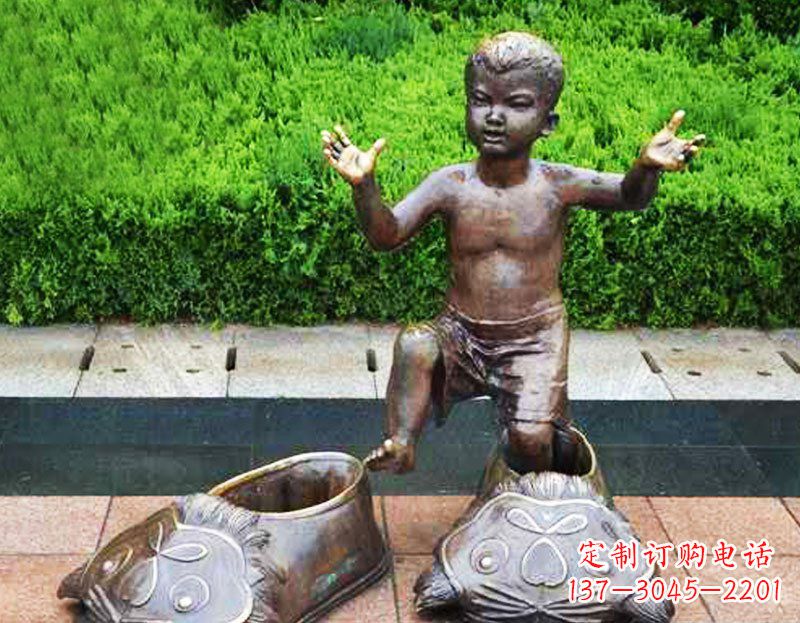 潍坊穿老虎鞋的小孩公园小品玻璃钢仿铜雕塑