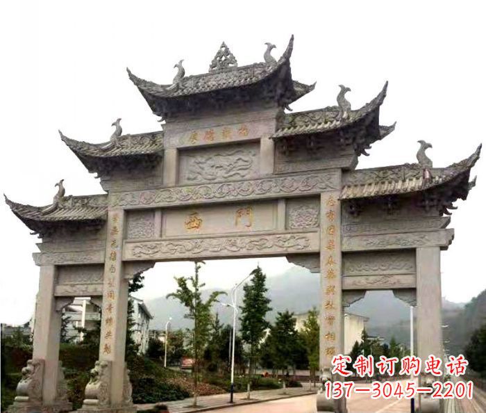 潍坊村口三门石雕牌楼