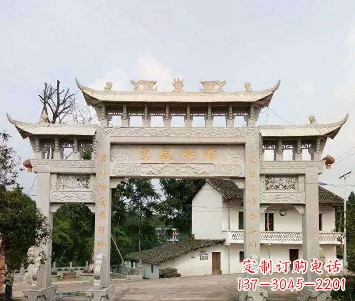 潍坊村口三门石雕牌楼精美的雕塑杰作