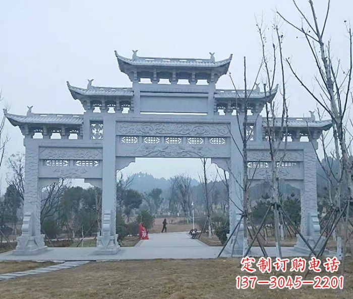 潍坊村口三门石雕牌楼古朴华丽