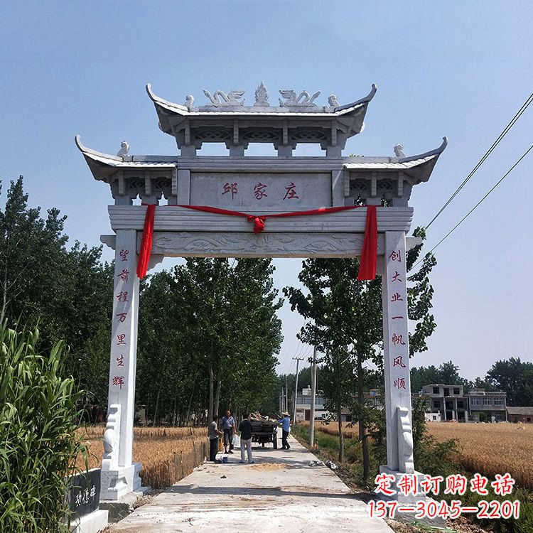 潍坊古村落中的石牌坊雕塑