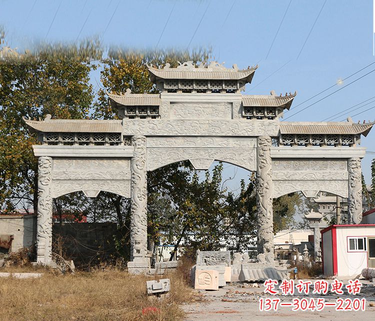 潍坊村镇门口的石雕牌坊展现精湛工艺