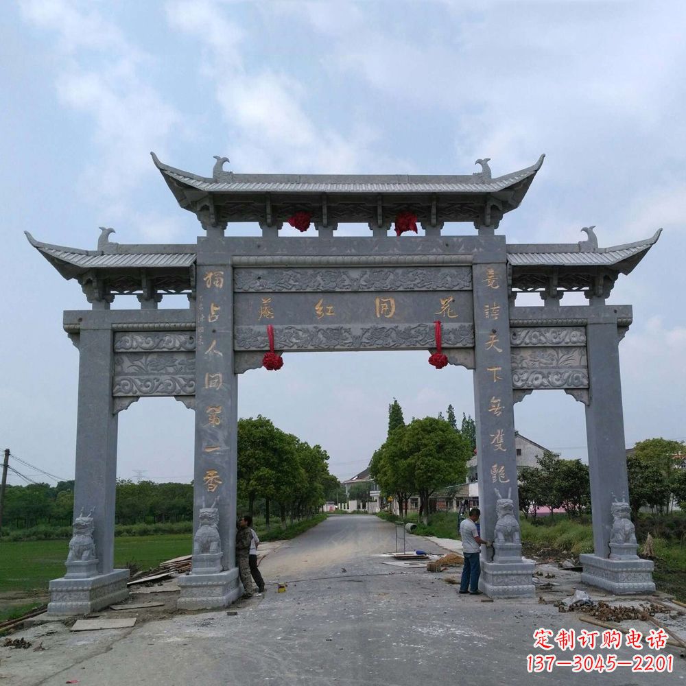 潍坊青石三门牌坊雕塑传承中国古典文化