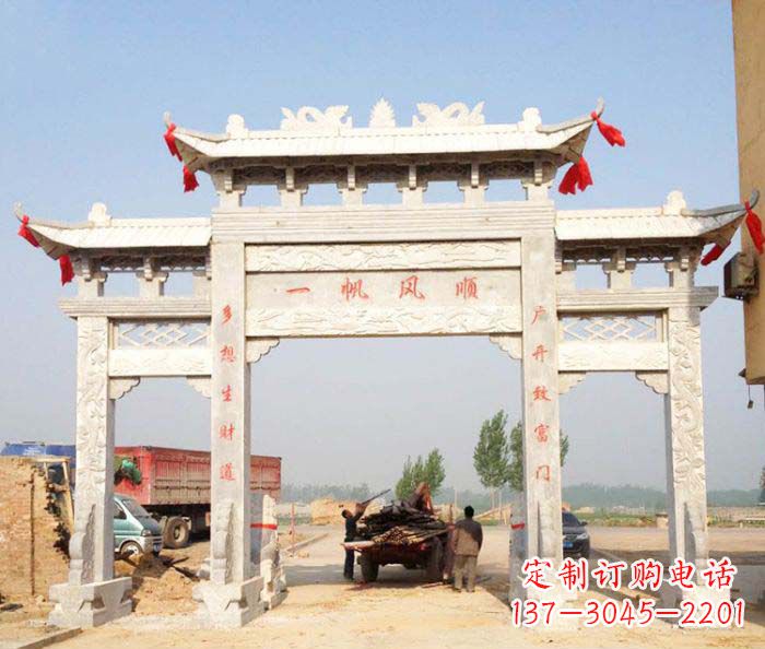 潍坊村庄大理石三门牌坊石雕。