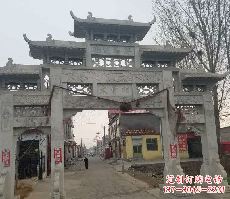 潍坊村庄三门石牌坊石雕传承古老文化