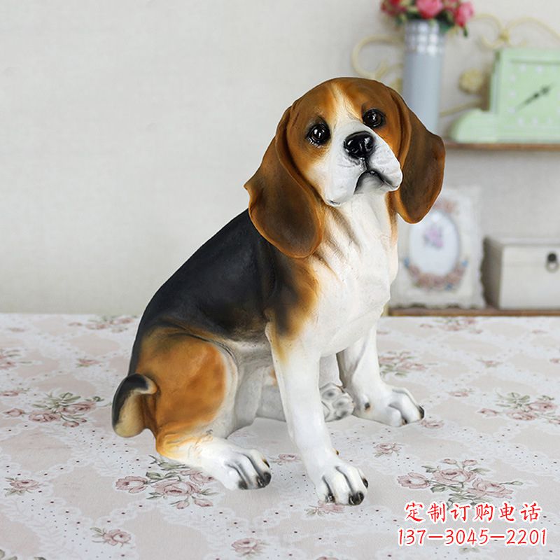 潍坊玻璃钢蹲姿仿真比格犬雕塑