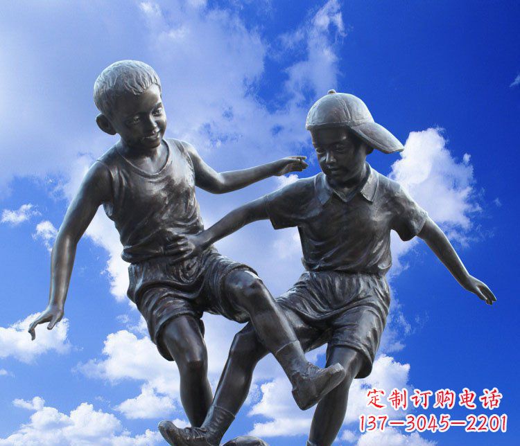 潍坊校园玻璃钢仿铜儿童踢球景观雕塑