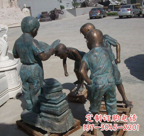 潍坊童话般的梦幻小孩铜雕塑