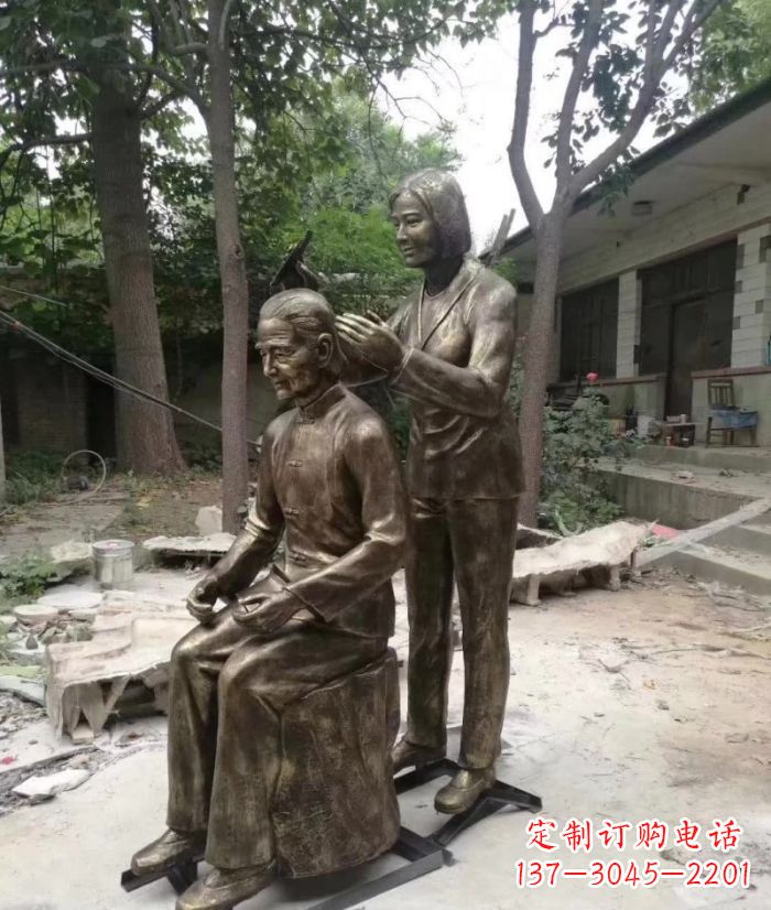 潍坊纪念母亲的传统铜雕梳头人物