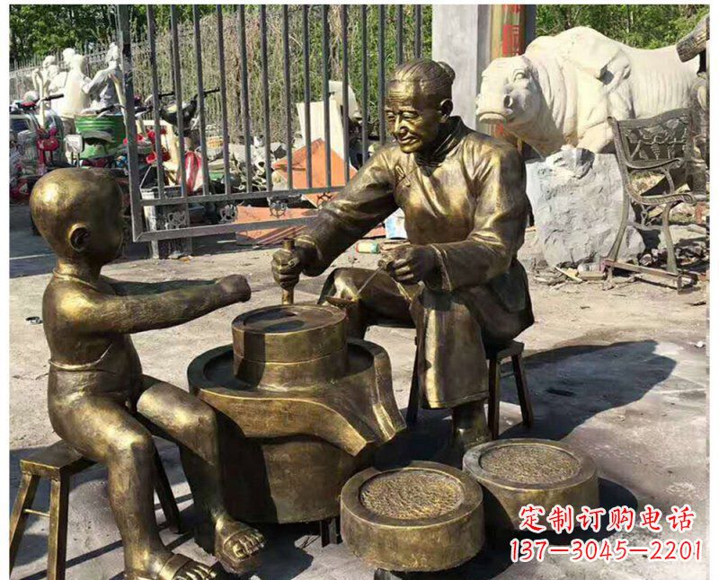 潍坊传承传统,细节丰富的把老人磨豆浆雕塑