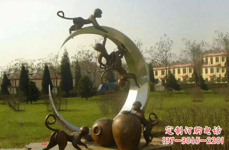 潍坊不锈钢猴子拉月亮雕塑