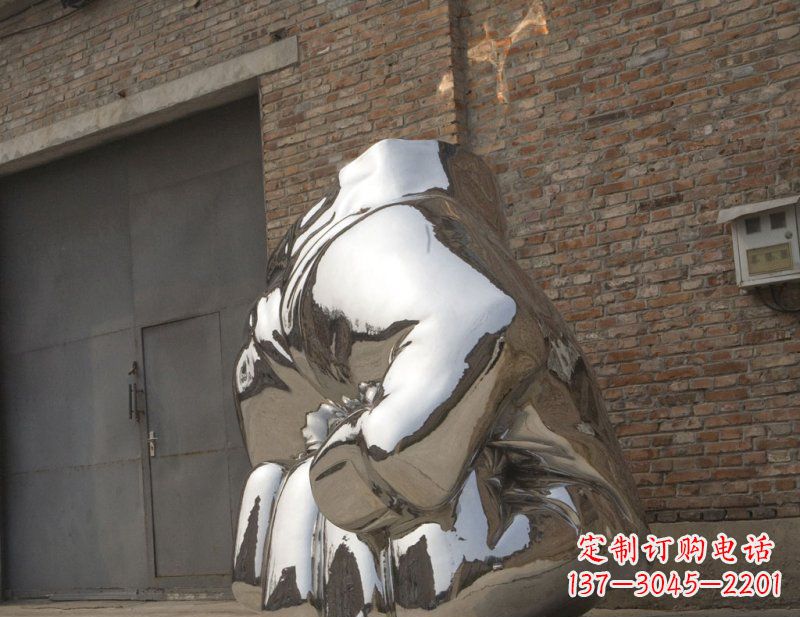 潍坊冰冷威力,让精神抖动的不锈钢拳头雕塑