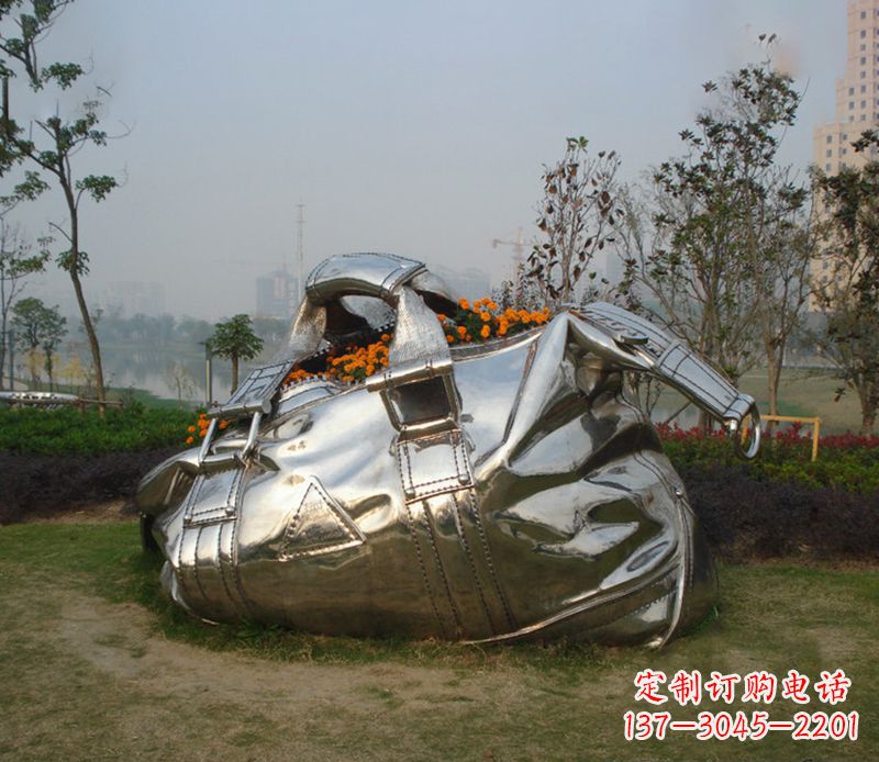 潍坊不锈钢手提包雕塑--传承经典,拥有独特之美
