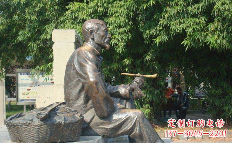 潍坊公园抽袋烟的老人小品铜雕