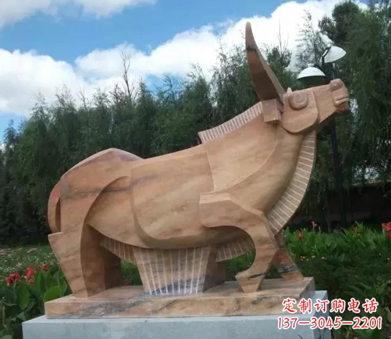 潍坊公园抽象动物牛石雕