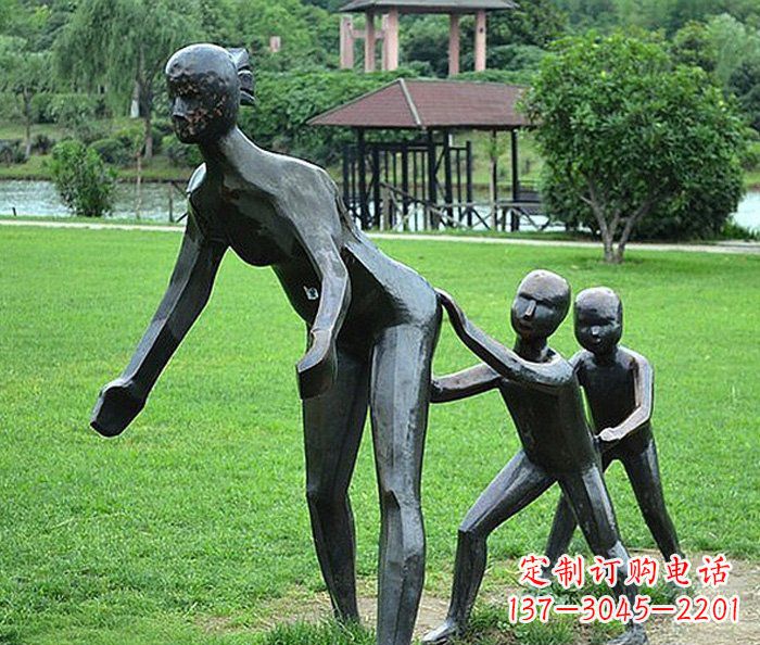 潍坊公园抽象老鹰捉小鸡人物铜雕