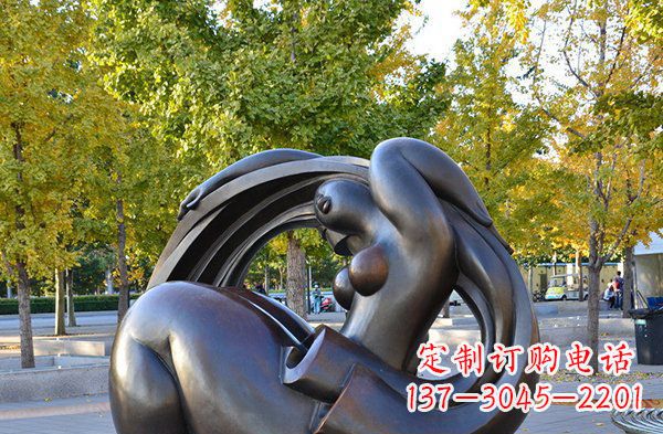潍坊公园抽象女性人物铜雕