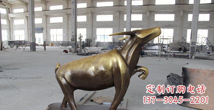 潍坊公园抽象小牛动物铜雕