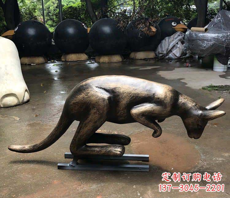 潍坊公园袋鼠动物铜雕