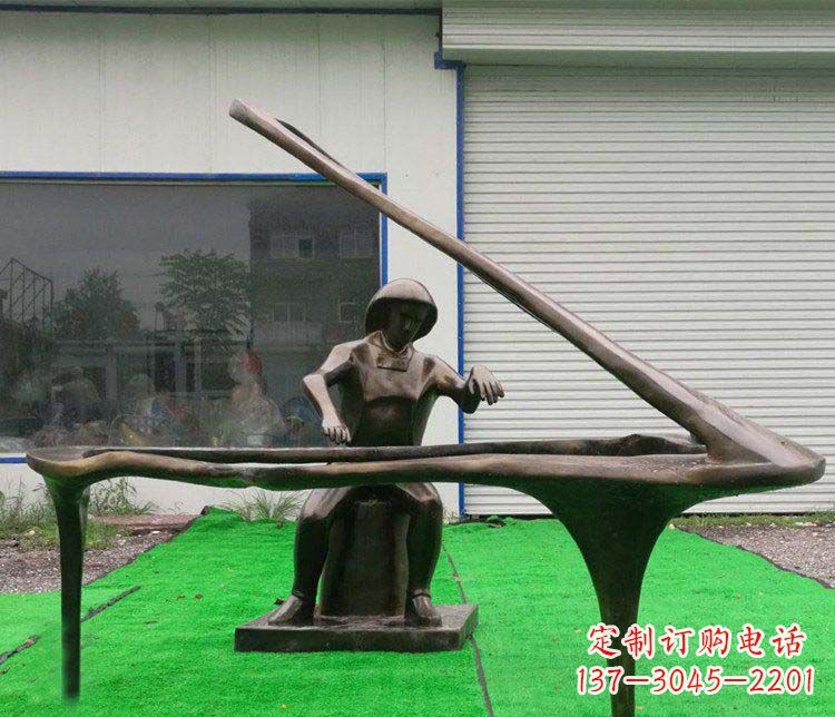 潍坊公园弹钢琴的抽象人物小品铜雕