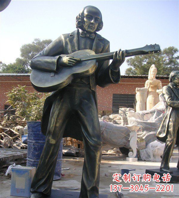 潍坊公园弹吉他的西方男人人物铜雕