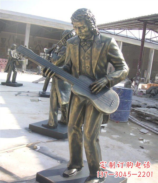 潍坊公园弹吉他的西方人物铜雕