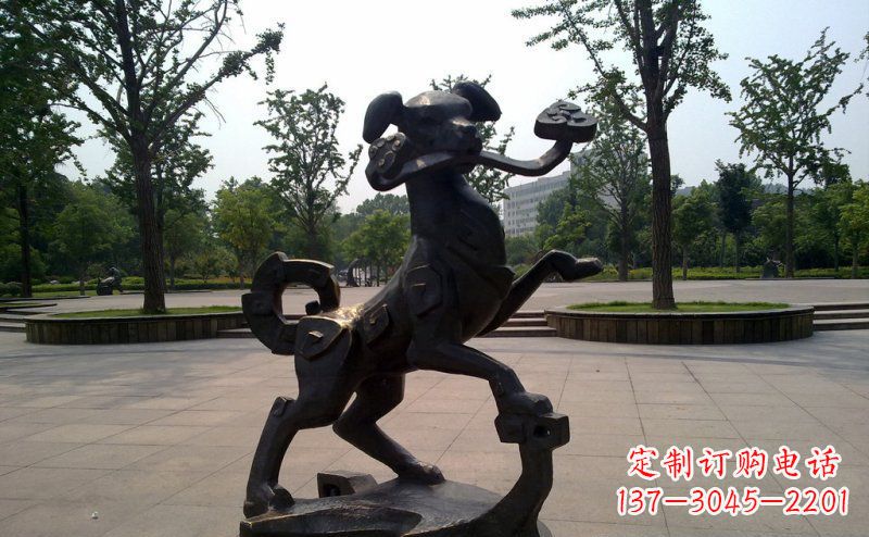 潍坊公园叼着如意的狗动物铜雕