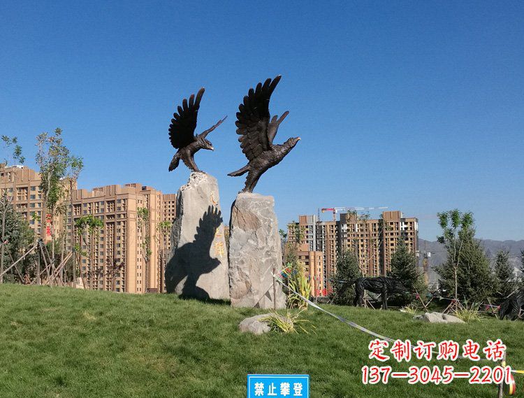 潍坊公园动物老鹰铜雕