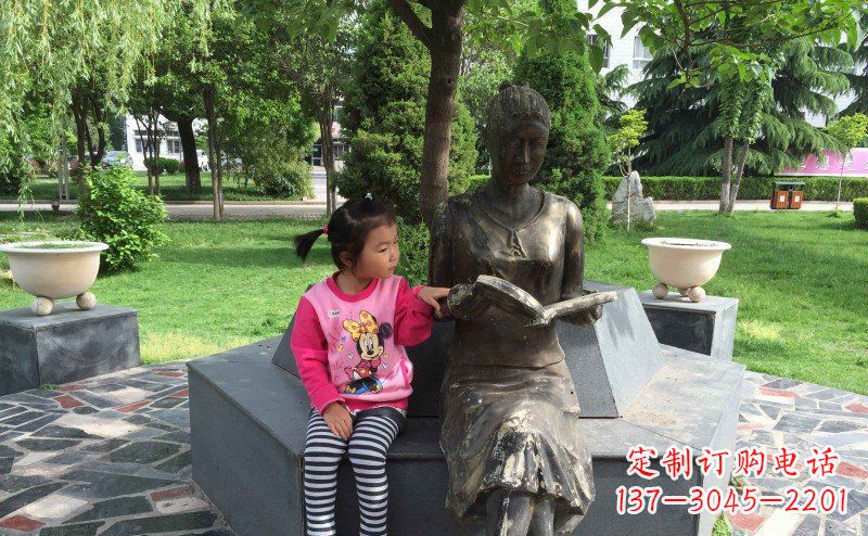 潍坊公园看书的女孩人物铜雕