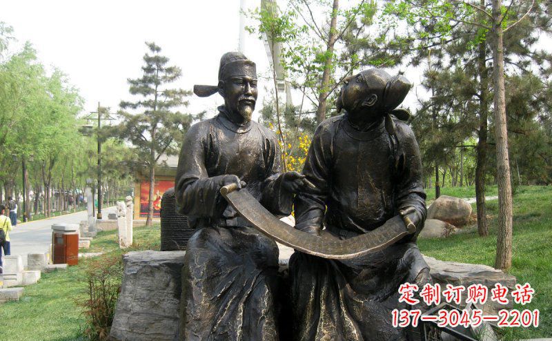 潍坊公园看书卷的唐代人物小品铜雕
