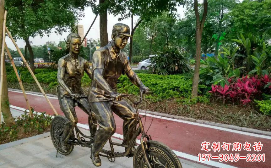 潍坊公园两人骑自行车铜雕