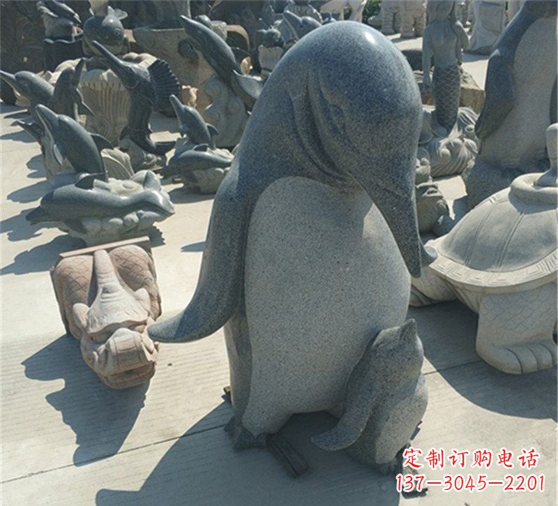 潍坊公园母子企鹅石雕