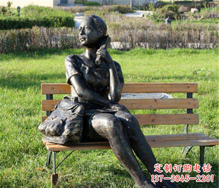 潍坊公园拿着书看远方的女孩人物座椅雕塑