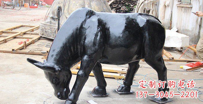 潍坊公园牛吃草铜牛动物铜雕