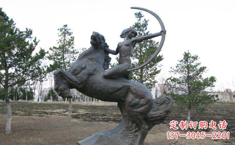 潍坊公园骑马女人射箭铜雕