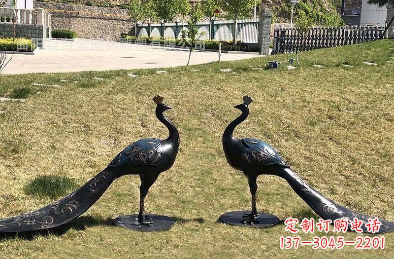 潍坊公园青铜孔雀雕塑