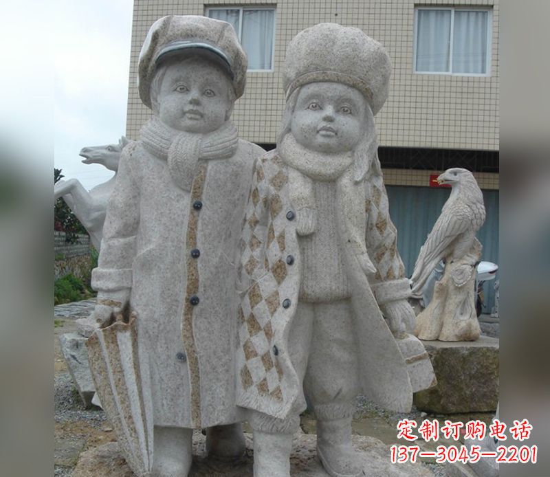 潍坊公园情侣人物石雕