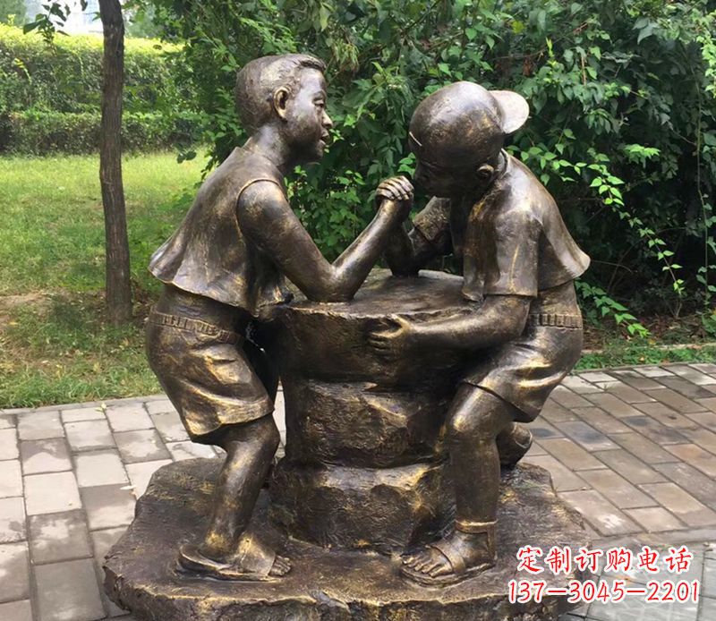 潍坊公园人物掰腕子的儿童铜雕