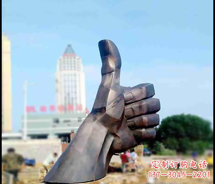 潍坊公园竖大拇指铜雕 