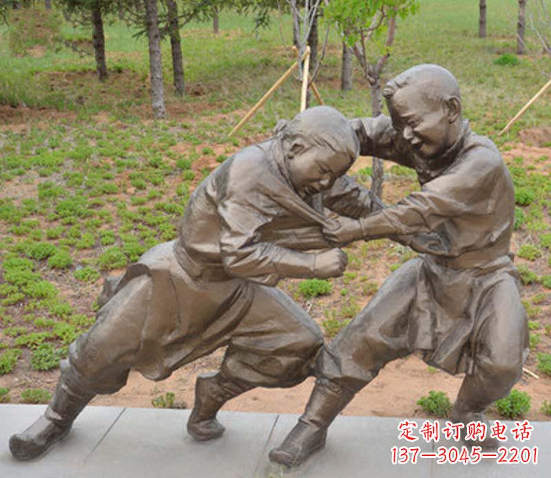 潍坊公园摔跤的小男孩铜雕