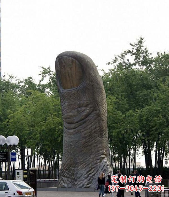 潍坊公园竖着的大拇指景观铜雕
