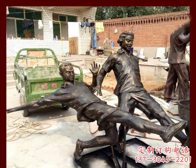 潍坊足球迷必备,象征性的足球雕塑