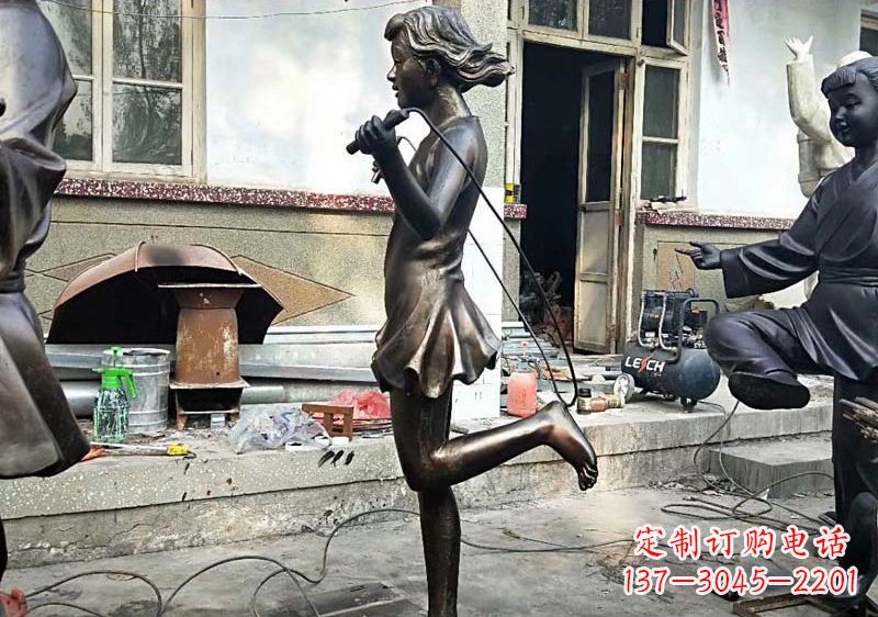 潍坊公园跳绳小女孩铜雕