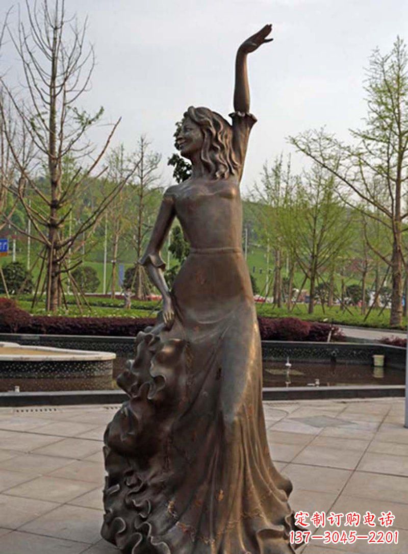 潍坊公园跳舞的女孩人物铜雕